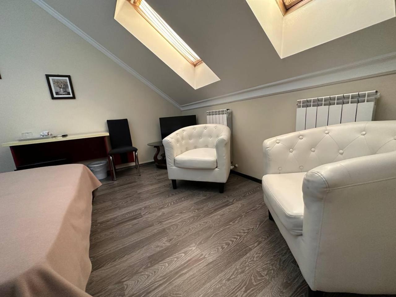 Star Rent Hotel Chisinau Bagian luar foto